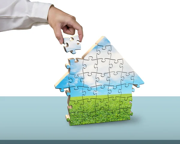 Afwerking te monteren huis vorm puzzels — Stockfoto