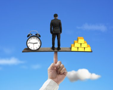 ayakta kişi arasında saat ve üzerinde parmak seesa Dengeleme altın