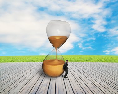 İşadamı el tutma eğimli kum saati