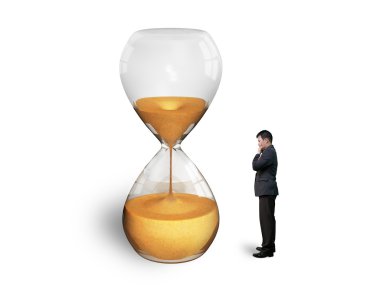 Kum saati izlerken adam ayakta