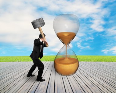 İşadamı elini tut saat cam vurmak için çekiç