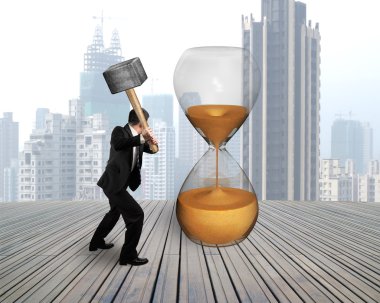 Saat cam vurmak çekiç holding iş adamı