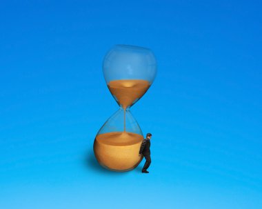 Erkek el tilt kum saati tutarak