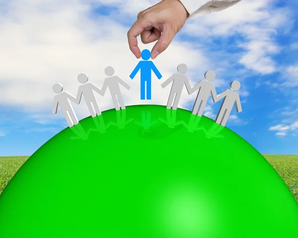 Группа 3D людей, соединяющихся на зеленом шаре — стоковое фото