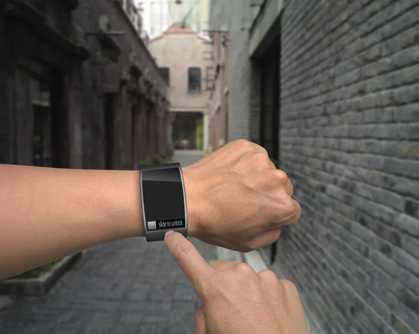 Main masculine porter iwatch avec un index — Photo