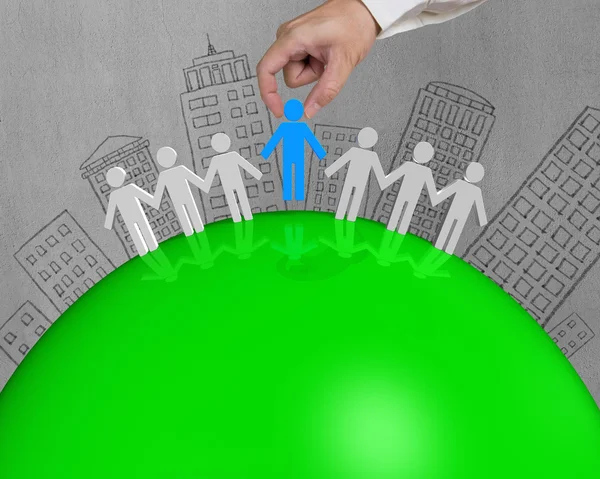 3D-мужчина соединяется на зеленом глобусе — стоковое фото