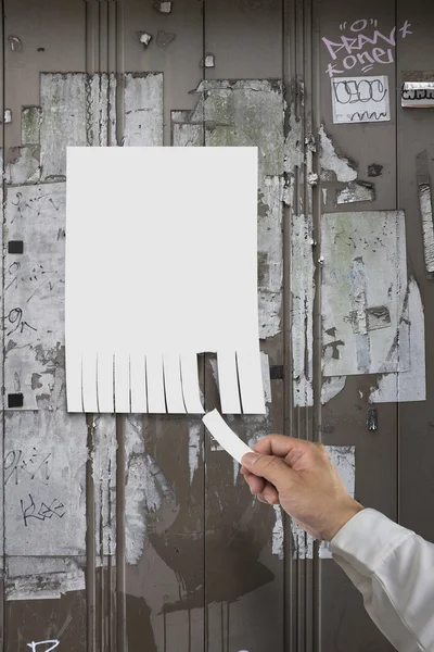 Pezzo di carta strappato a mano da annuncio in bianco — Foto Stock