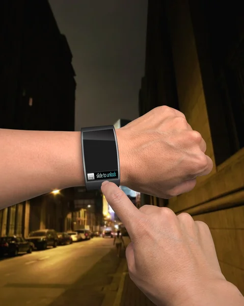 Doigt masculin touchant diapositive pour déverrouiller à l'écran de smartwatch — Photo