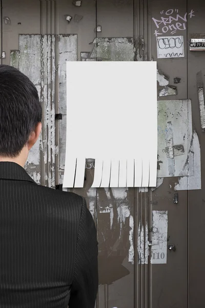 Geschäftsmann blickt auf leere Anzeige auf Plakatwand — Stockfoto