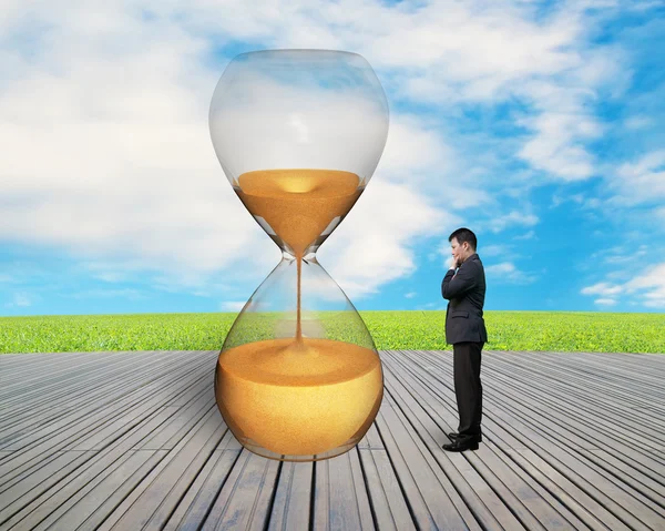 Kum saati izlerken ayakta işadamı