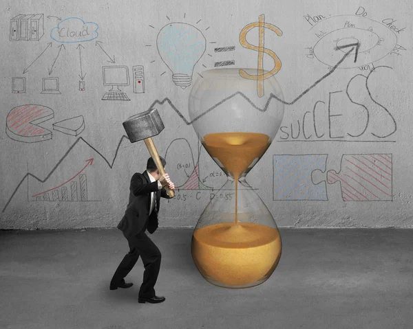 Businessman holding hammer to strike sandglass — Stock Photo, Image