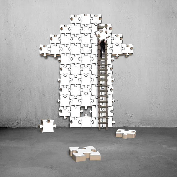 Man klimmen ladder voor pijl vorm puzzel — Stockfoto