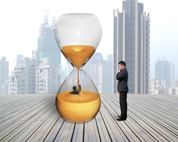 Adam nezaret işadamı kum saati içinde sular altında