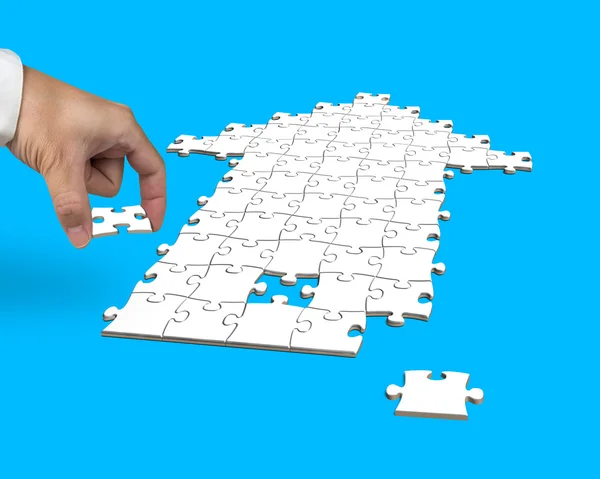 Hand mit Puzzles in Pfeilform — Stockfoto