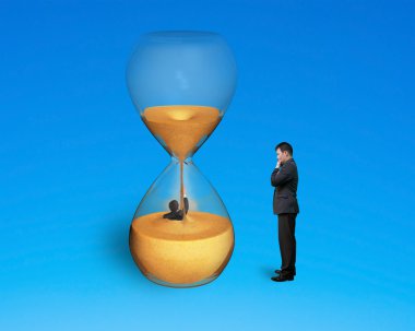 Patron nezaret kum saati içinde sular altında çalışan