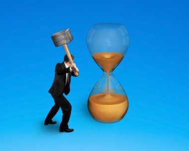 kum saati vurmak için çekiç tutan erkek el