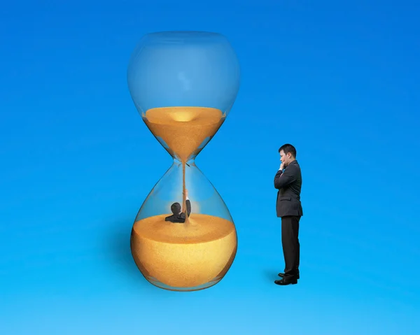 Boss oversee employee flooded in hourglass — Stock Photo, Image