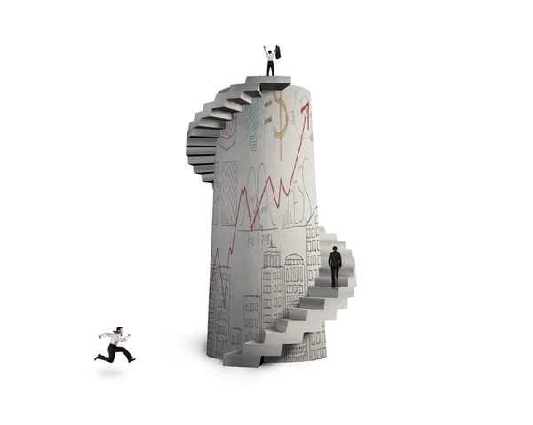 一群人与涂鸦混凝土螺旋楼梯塔 — 图库照片