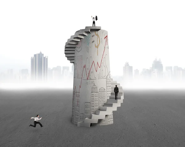 Groep mensen met doodles concrete spiraal toren — Stockfoto