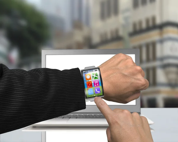 Affärsman hand bär smartwatch med böjda gränssnitt — Stockfoto