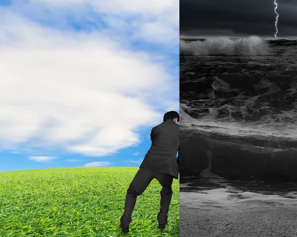 Empresário empurrando parede do mar tempestuoso — Fotografia de Stock