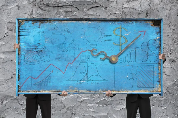 Twee mannen houden van oude blauwe doodles billboard op ruw beton — Stockfoto