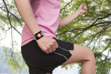spor insanlar parlak yeşil kordonlu giyen dokunmatik ekran s kavisli