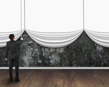 işadamı çekme açık boş beyaz perde kirli beton kaplı