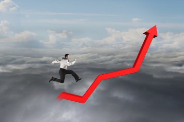 Kırmızı büyüme trend çizgisi üzerinde çalışan iş adamı