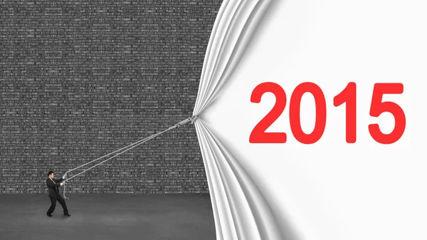 Empresario tirando hacia abajo 2015 cortina que cubre viejo gris ladrillo wa — Foto de Stock