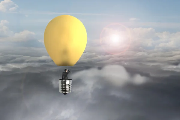Affärsman i glödande gul glödlampa varm luft ballong flygande — Stockfoto