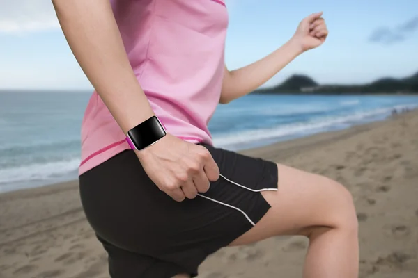 Deporte femenino usando smartwatch con brazalete rosa brillante — Foto de Stock