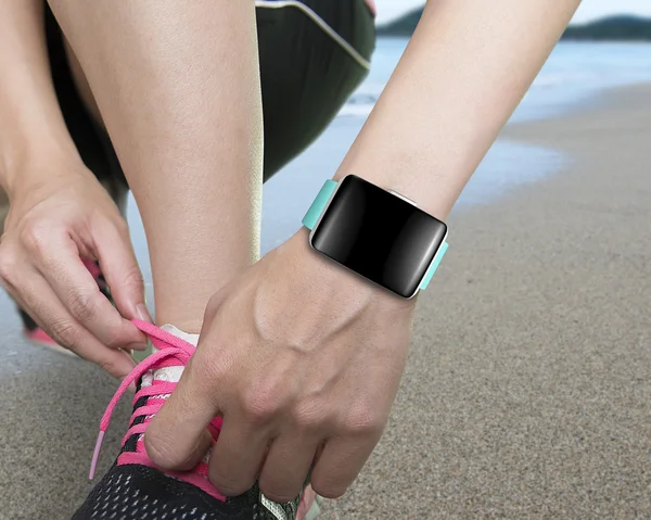 Kvinnlig hand knyta skosnören bär smartwatch med ljusa blå — Stockfoto