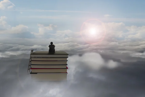 güneş ışığı cl ile kitap yığını üzerinde oturan durulması işadamı