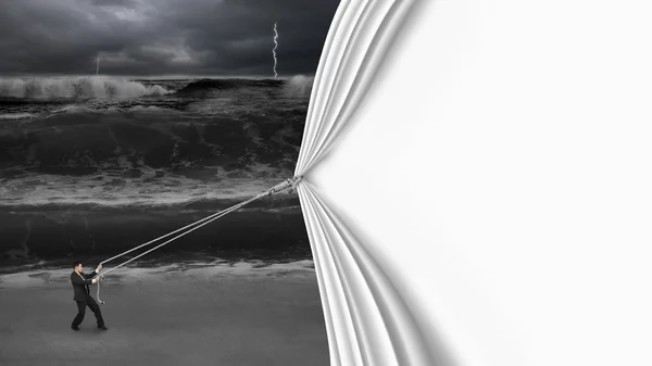 Biznesmen ciągnięcie otwarte puste kurtyny pokryta ciemnym burzliwy ocean — Zdjęcie stockowe