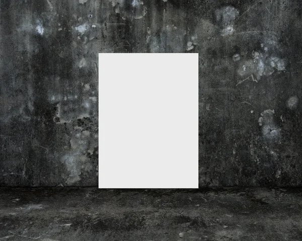 Bordo bianco bianco bianco con scuro vecchia stanza di cemento screziato — Foto Stock