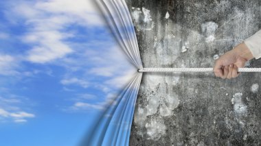 doğal gökyüzü kaplı perde eski kirli beton duvar çekerek el