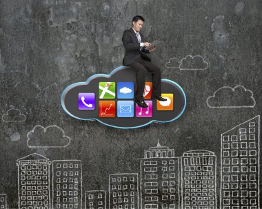 işadamı app simgeleri ile kara bulut üzerinde tablet kullanma