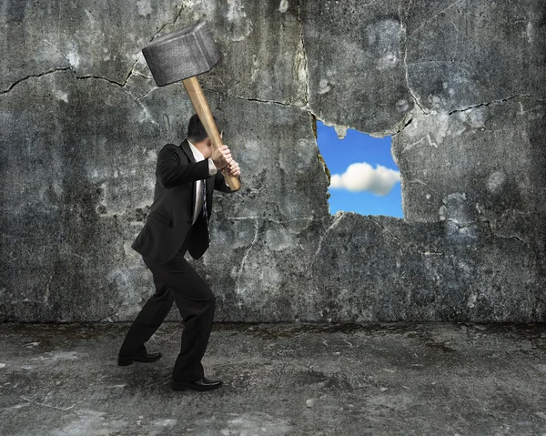 Businessman hold sledgehammer cracking big hole discovered natur — Stock Photo, Image