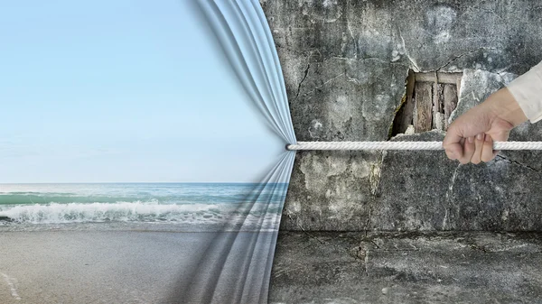 Hand zieht natürlichen Sandstrand Vorhang bedeckt alte gebrochene Mauer — Stockfoto