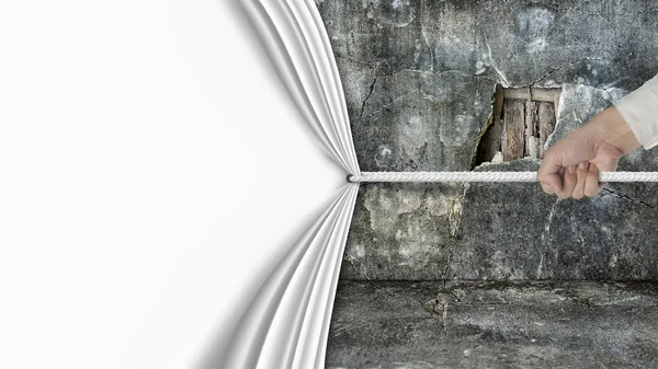 Ruční tažení otevřené prázdné opona vztahuje staré rozbité zdi zříceniny — Stock fotografie
