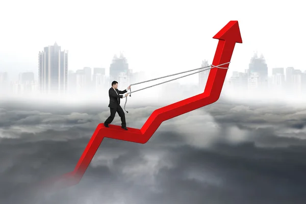 Affärsman kontroll pil riktningen på röda trend — Stockfoto