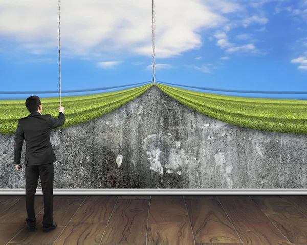 Geschäftsmann zieht offenen Himmelsvorhang über alten gesprenkelten Beton — Stockfoto