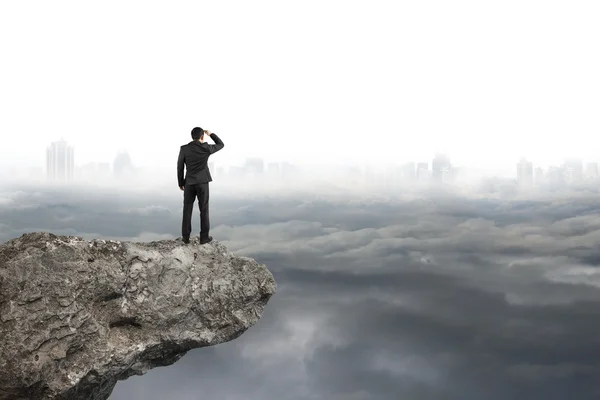 Man looking on cliff with gray cloudy sky cityscape  background — Stock Photo, Image