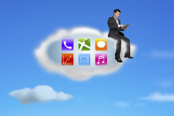 Homme d'affaires en utilisant tablette sur les icônes de l'application nuage avec ciel nature — Photo