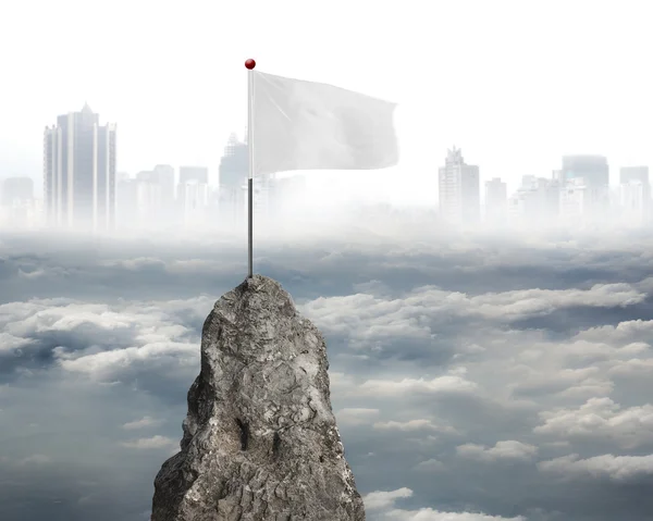 Bandeira branca em branco no pico da montanha com paisagem urbana céu nublado — Fotografia de Stock