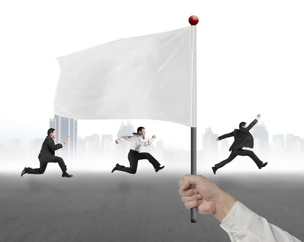 Homem mão segurando bandeira com empresários correndo e cityscrape ba — Fotografia de Stock