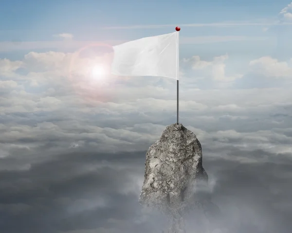 Blank white flag on mountain peak with sky cloudscape sunlight — 图库照片