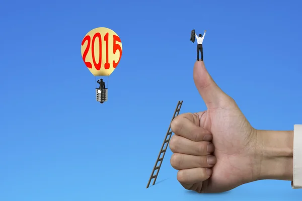 Hombre animando en el pulgar hacia arriba con 2015 globo aerostático — Foto de Stock