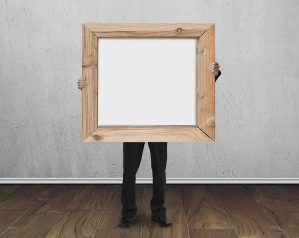 Mann hält leeres Whiteboard mit Holzrahmen drinnen — Stockfoto